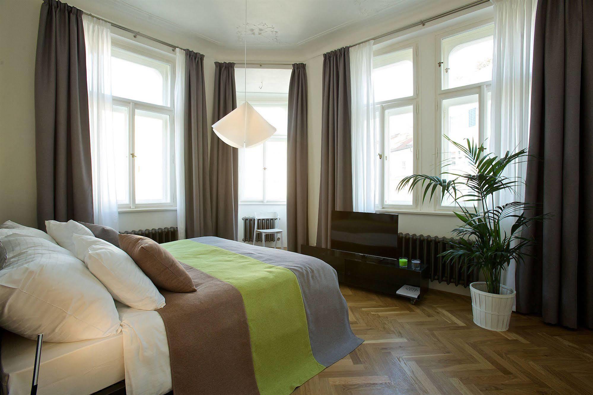Mooo Downtown Aparthotel Praha Bagian luar foto