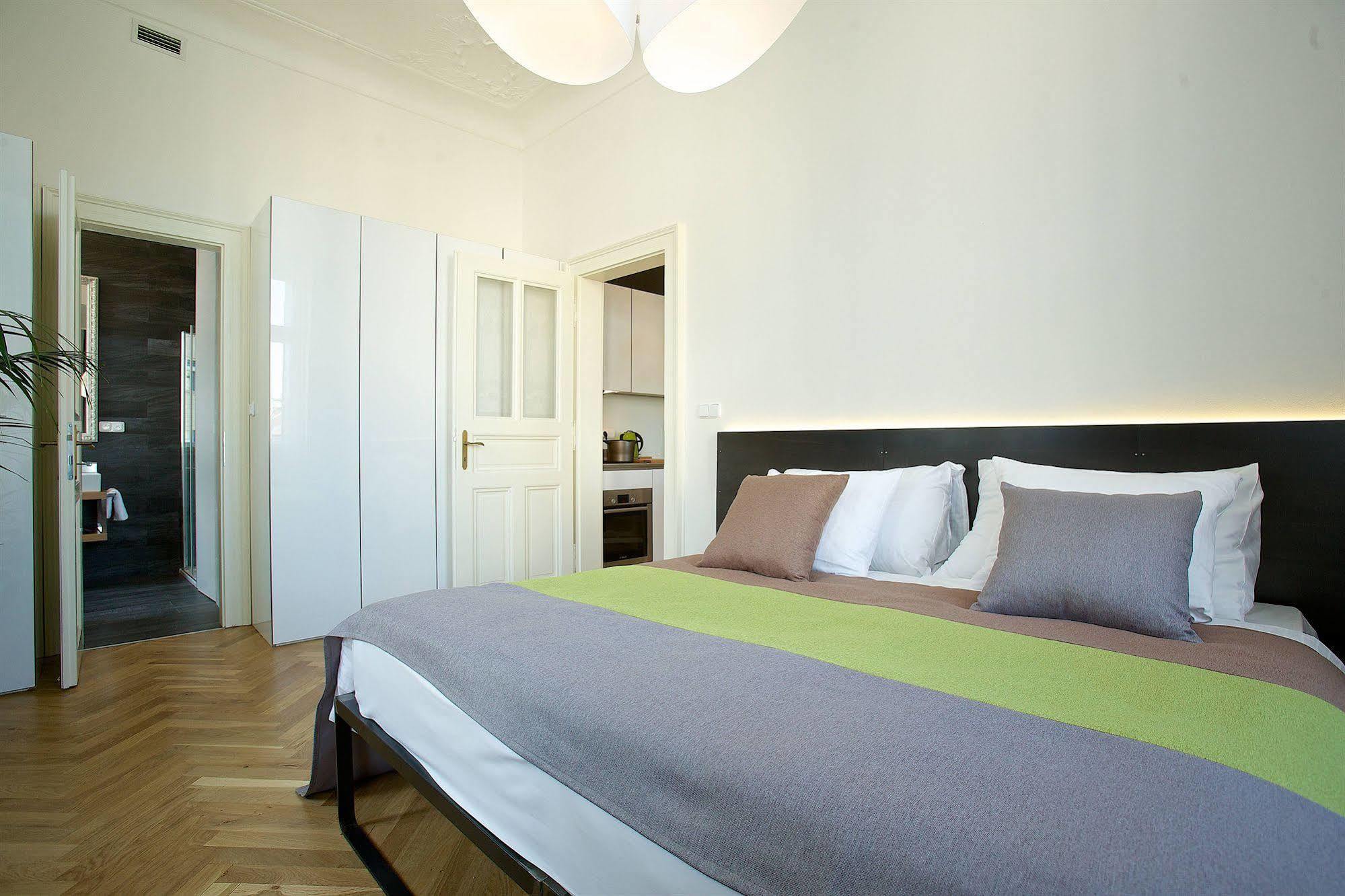 Mooo Downtown Aparthotel Praha Bagian luar foto