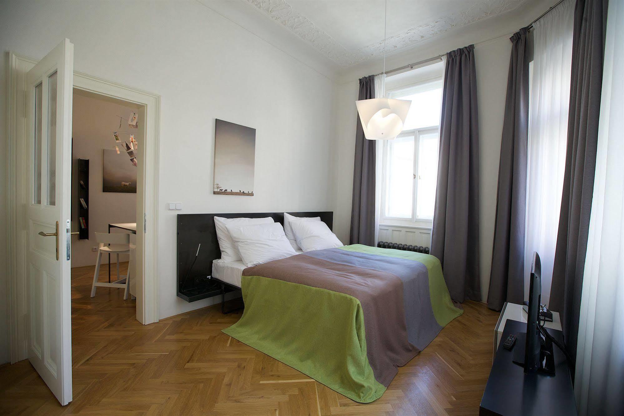 Mooo Downtown Aparthotel Praha Bagian luar foto