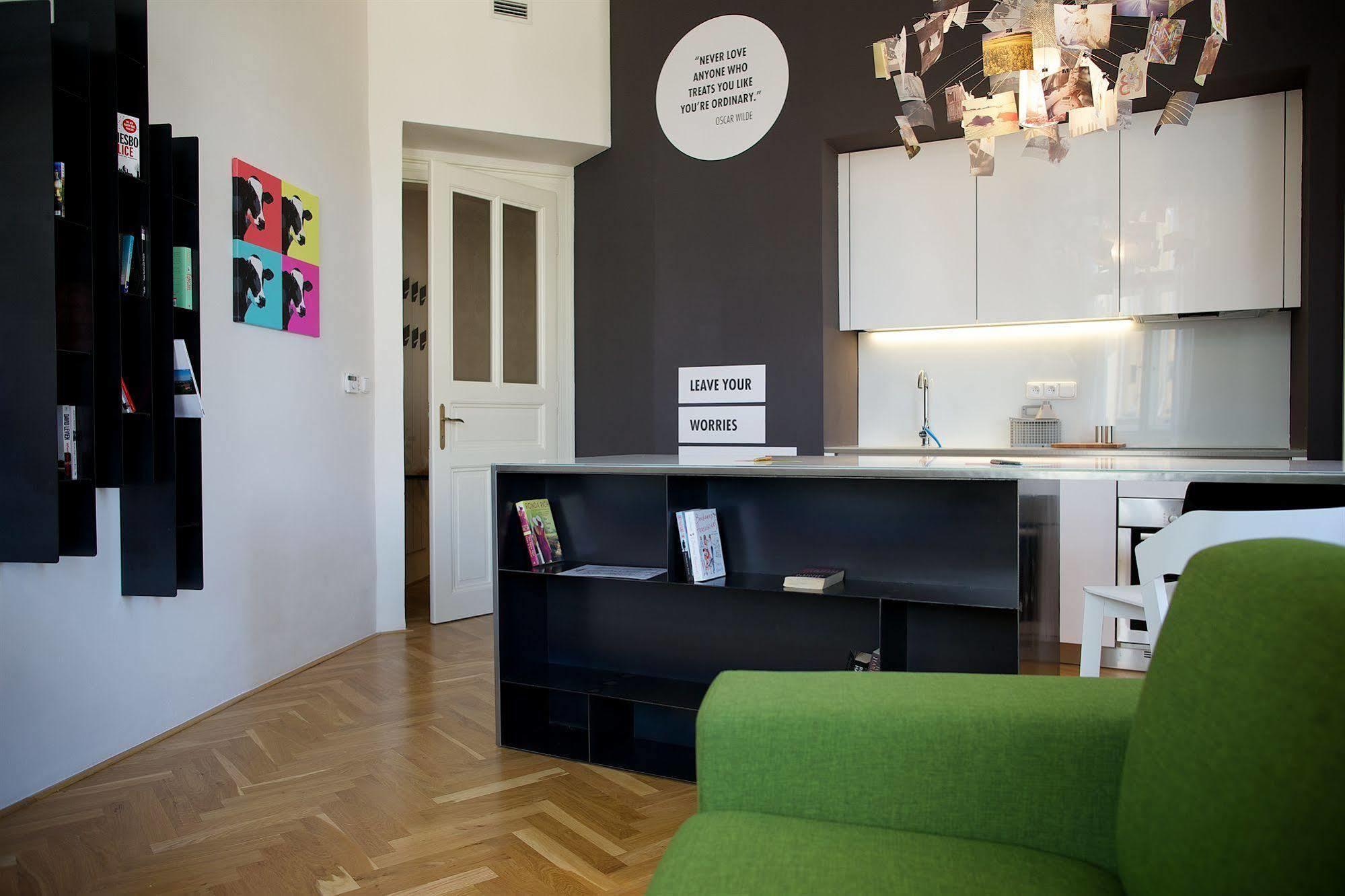 Mooo Downtown Aparthotel Praha Bagian luar foto